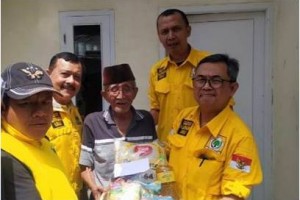 Sekretaris DPD Golkar Kuningan saat memberikan sembakokepada cvetran.